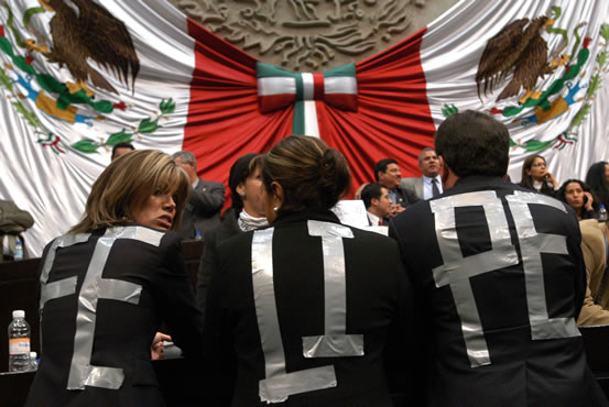 Pájaros alambreados / La perniciosa clase  política mexicana