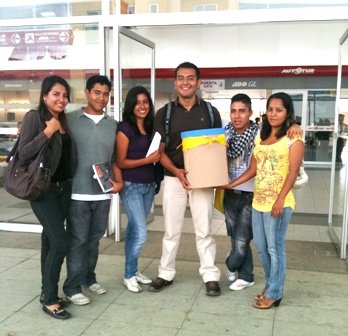 Sin apoyo de la Universidad, viaja estudiante becado a los Estados Unidos