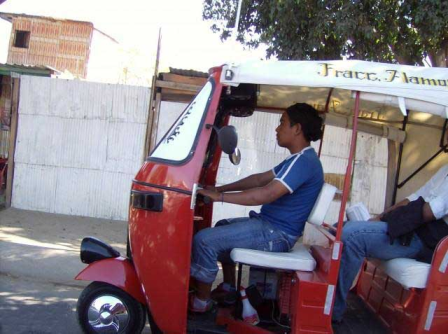 Marchan moto-taxistas del FPR al Palacio de Gobierno