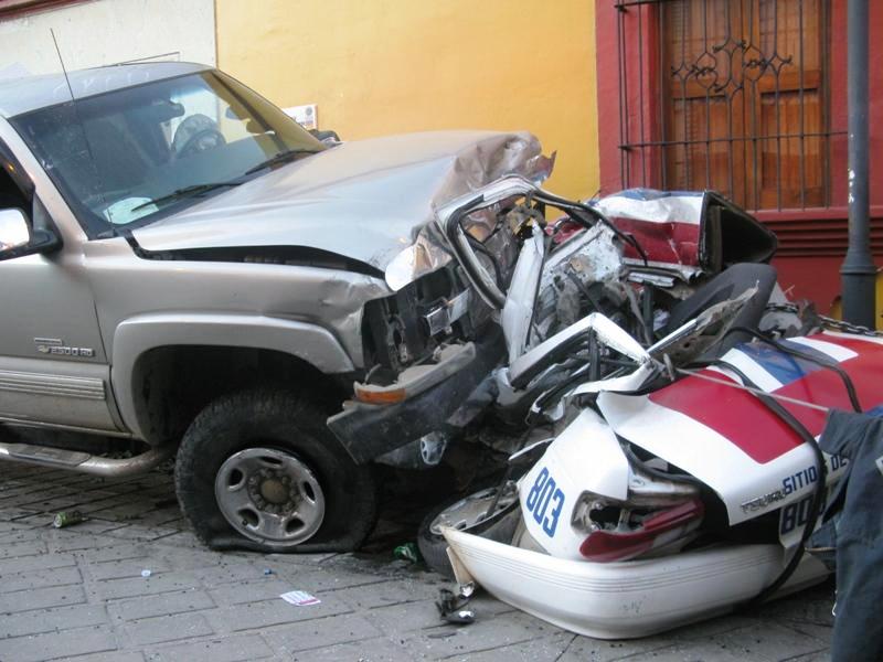 Mata a dos, ebrio conductor que aplasta taxi; municipales de Oaxaca libera a uno de los inculpados y alteran escena del crimen