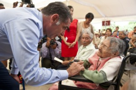 Entregan apoyos a más de dos mil 200 adultos mayores, en Xoxocotlán