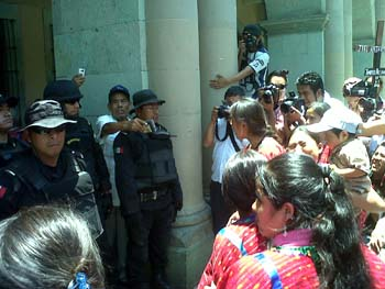 Denuncian ante la CIDH a funcionarios del gobierno de Cué