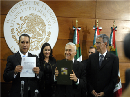 Entrega Blake Mora Quinto Informe del presidente Felipe Calderón, en San Lázaro