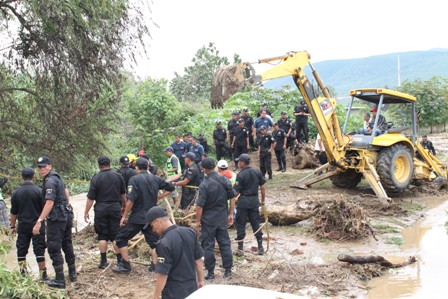 Desborda Río Atoyac, cerca de 80 casas afectadas; suspendido tráfico vial en la carretera Oaxaca-Tuxtepec