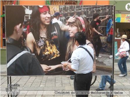 Llevan exposición fotográfica “Jóvenes en el Espejo” al Andador Turístico