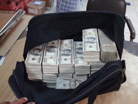 Detienen a siete personas con 600 mil dólares y armas en Piedras Negras, Coahuila