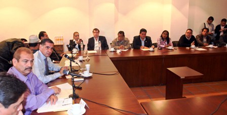 Aun sin título profesional funcionarios de Gabino Cué, que refrenda gobierno del cambio