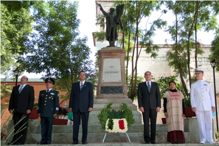 Colocan ofrenda floral