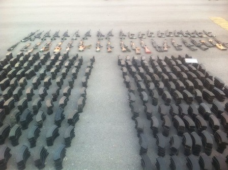 Aseguran arsenal que era transportado en un vehículo en Coahuila; los ocupantes huyen