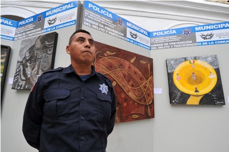 Muestran policías municipales un reflejo de su alma con una exposición