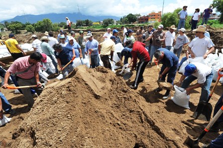 Auxilian fraccionamiento amenazado por lluvias, empleados municipales