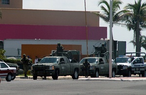 Agrede policía a tres periodistas en la morgue de Veracruz