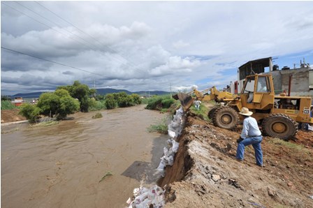 Suspenden circulación en pasos a desnivel por aumento de cauce del río Atoyac