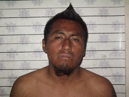 Detenidas seis personas por diversos delitos; dos de ellas cristaleaban un automóvil