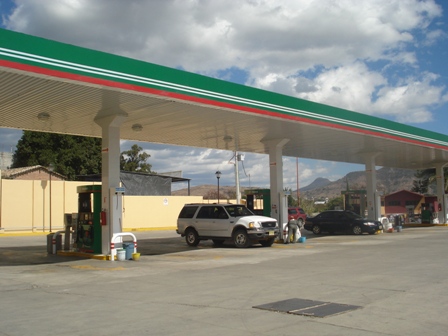 Deja un policía con quemaduras leves incendio en Gasolinera “3 Mixtecas”, en Huajuapan: Protección Civil