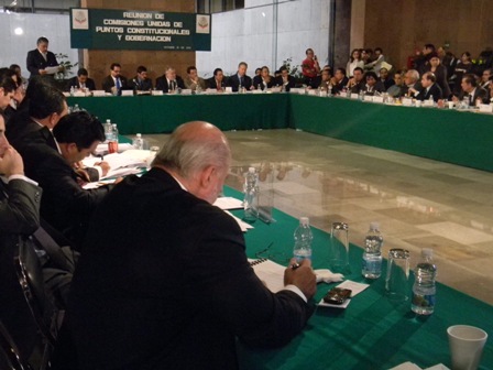 Aprueban candidaturas independientes y frenan reelección legislativa