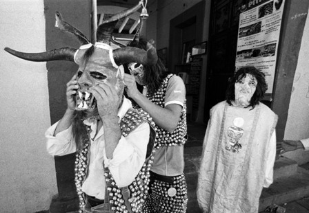 Expone pintor Fausto Pérez obras en “Puntos de Encuentro”; retoma el colorido de las “Muerteadas”