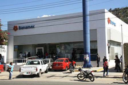 Asalta sucursal de BANAMEX aprovechando manifestación magisterial