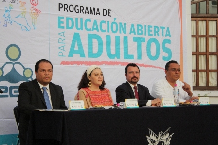 Entrega DIF de Oaxaca de Juárez certificados de estudios a 60 personas adultas; 90 por ciento son mujeres