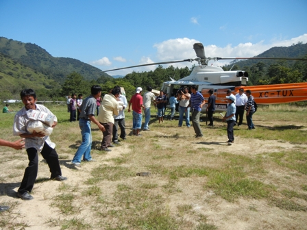Mantienen “puente aéreo” en los límites Chiapas y Oaxaca para asistir a chiapanecos