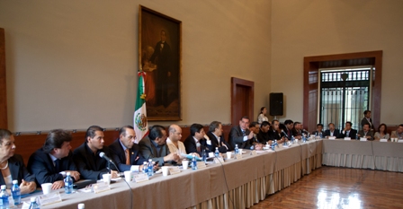 Llama Gabino Cué a su gabinete a cumplir con compromisos contraídos con la gente