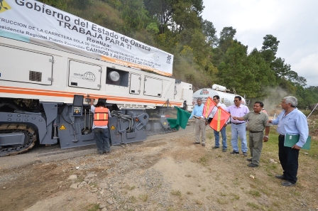 Ejercen 100 mdp para reconstrucción de la carretera Sola de Vega-Puerto Escondido