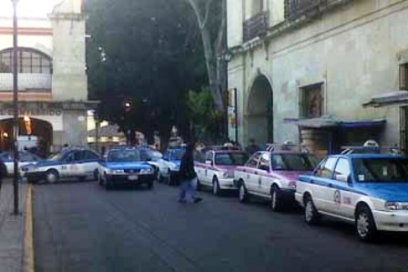 Seis mil taxistas bloquean las principales calles de la ciudad de Oaxaca