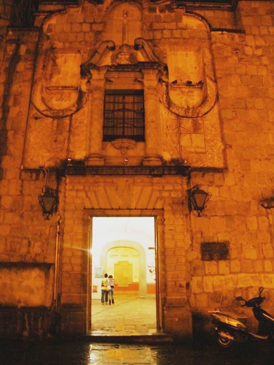 Toman Escuela de Bellas Artes de la UABJO, piden salida del director