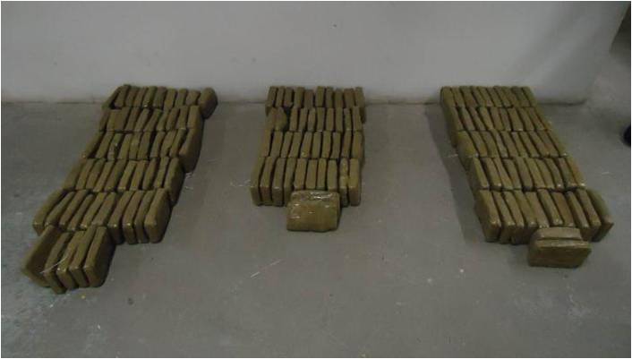 PF detiene a dos que ocultaban droga en alimentos para caballos, en Chihuahua