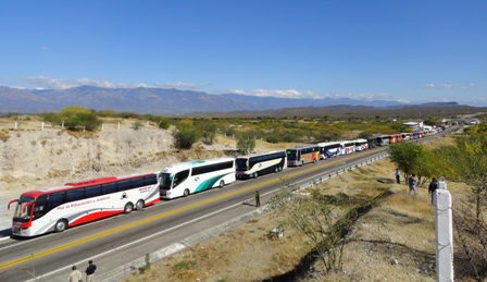 Paro de 48 horas de la Sección 22 del SNTE, bloquea oficinas y comercios transnacionales