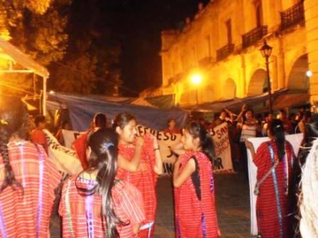 Levanta campamento del Palacio de Gobierno desplazados triquis, al existir diálogo con gobierno