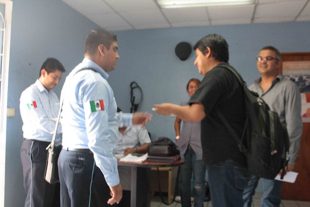 Hostigan agentes de Gobernación a Diario del Sur; Migración busca ilegales donde no hay