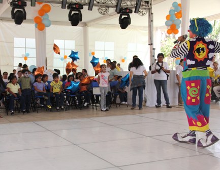 Festejan a niños de Casas Hogar DIF
