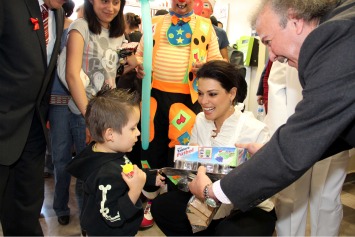 Lleva Rosalinda Bueso juguetes al Hospital Pediátrico Tacubaya