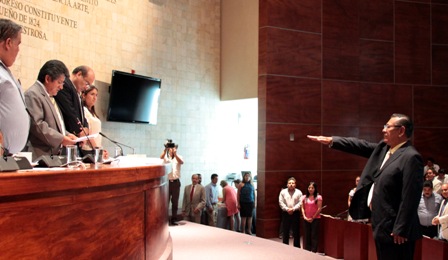 Reemplaza Guillermo Bernal a Carol Antonio como diputado por el Distrito V de Ixtepec