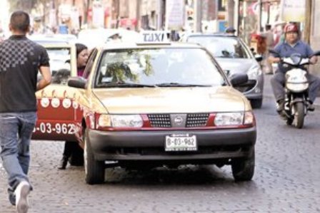 Cancelan concesiones de dos taxis por hechos delictivos, en el DF