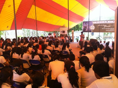 “A leer Oaxaca” a jóvenes del Cecyteo de Yolomécatl y Ayuquila