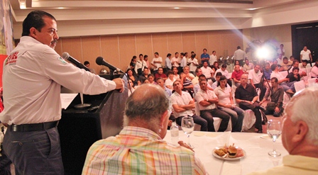 Oaxaca enfrenta un federalismo simulado: Pérez Magaña a empresarios de Huatulco