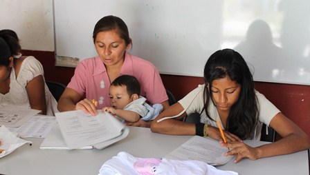 Gobierno busca mejores familias, promoviendo educación de madres jóvenes: IEEA