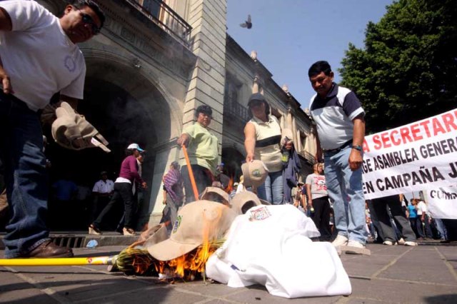Identifican a grupo desestabilizador del sindicato de burócratas durante el desfile obrero