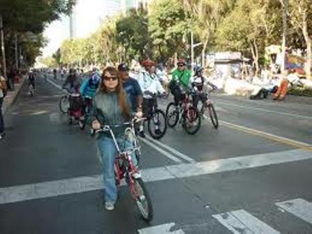 Celebran ciclistas y peatones quinto aniversario del paseo “muévete en bici”