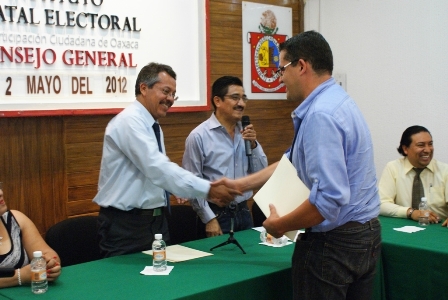 Reconoce IEEPCO a funcionariado con 20 años de servicio