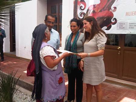 Mujeres artesanas contribuyen al arte popular