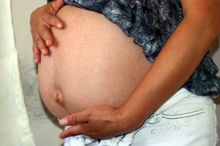 Consumo de bebidas embriagantes en mujeres, puede provocar síndrome de alcoholismo fetal