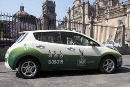 Inician operaciones taxis eléctricos en el Centro Histórico de la Ciudad de México