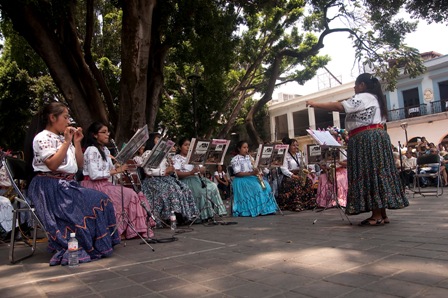 Vibrante presentación de la banda femenil de Santa María Tlahuitoltepec, en el Zócalo