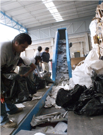 Suspenden trituración de material electoral en Oaxaca; reportan fallas en la máquina