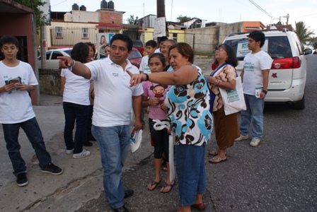 Exponen colonos de la unidad habitacional 1 de Mayo inquietudes a candidato a diputado de Nueva Alianza