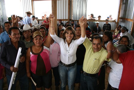 Liz Acosta se compromete a terminar de construir la capilla de la colonia Santo Tomás