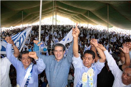 Recibe Diódoro Carrasco respaldo de miles en sus cierres regionales en Huautla y Tuxtepec